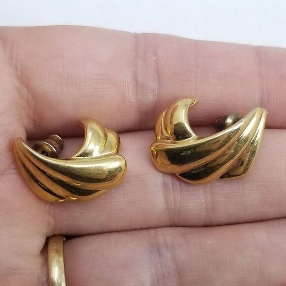 Vintage Napier Gold Tone Stud Earrings, Retro Swoop Design, 80s 90s Style - Picture 4 of 6